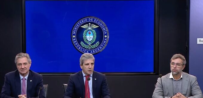 Luis Caputo, José Luis Daza y Federico Furiase en la conferencia del Palacio de Hacienda del 13 de agosto de 2026, cuando se anunciaron los créditos en dólares para empresas.