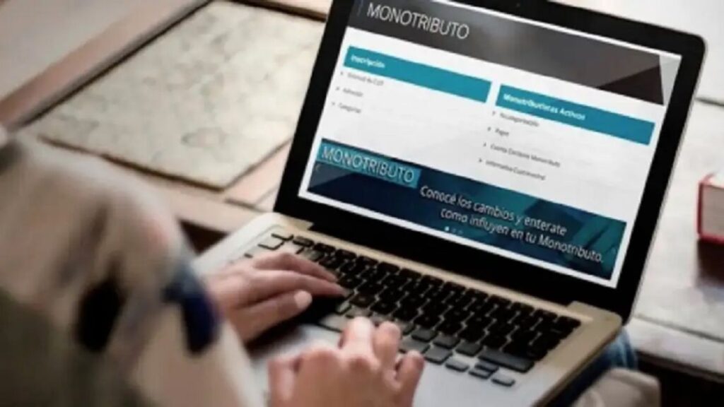 Persona consulta en la notebook las categorías y la recategorización del monotributo en el sitio de ARCA.