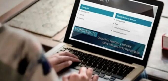 Persona consulta en la notebook las categorías y la recategorización del monotributo en el sitio de ARCA.