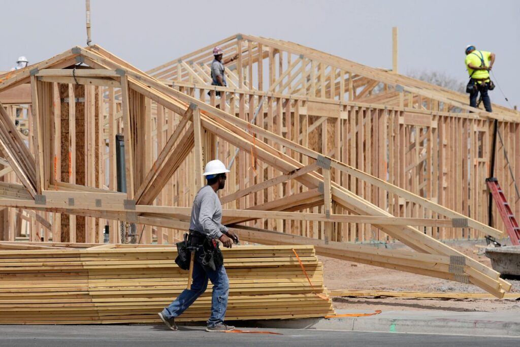 Obreros en una obra en construcción: formalización laboral y costos para pymes con la Ley 27.802 de Modernización Laboral.
