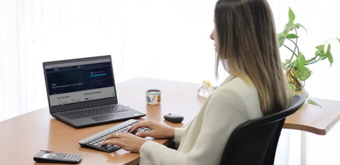 Persona usando el portal de ARCA para registrar una inversión del RIMI en el SGI