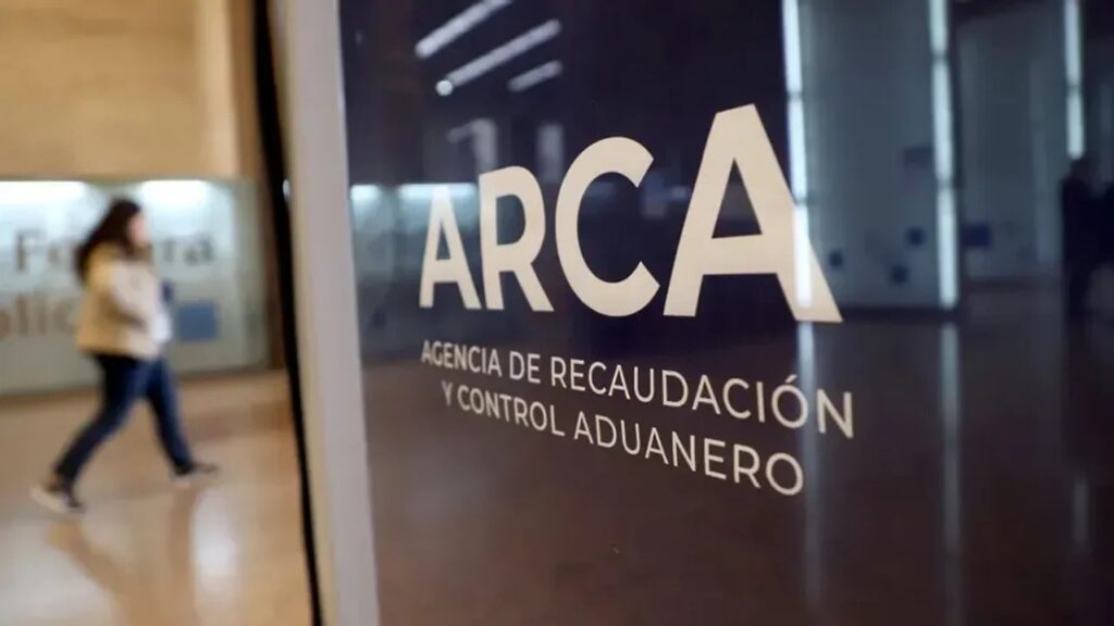 Cartel de ARCA en su sede: RG 5908/2026 crea el servicio web Ganancias Personas Jurídicas para la DDJJ de sociedades