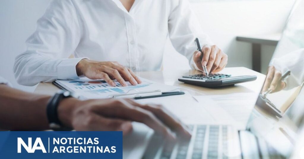 Persona con calculadora y laptop revisando facturas: prórroga del plazo de 21 días de la Factura de Crédito Electrónica MiPyME