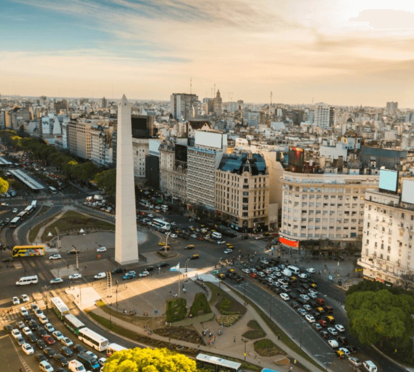 Vista aérea del Obelisco y la avenida 9 de Julio con tránsito, Ciudad de Buenos Aires (Presupuesto 2027 CABA)